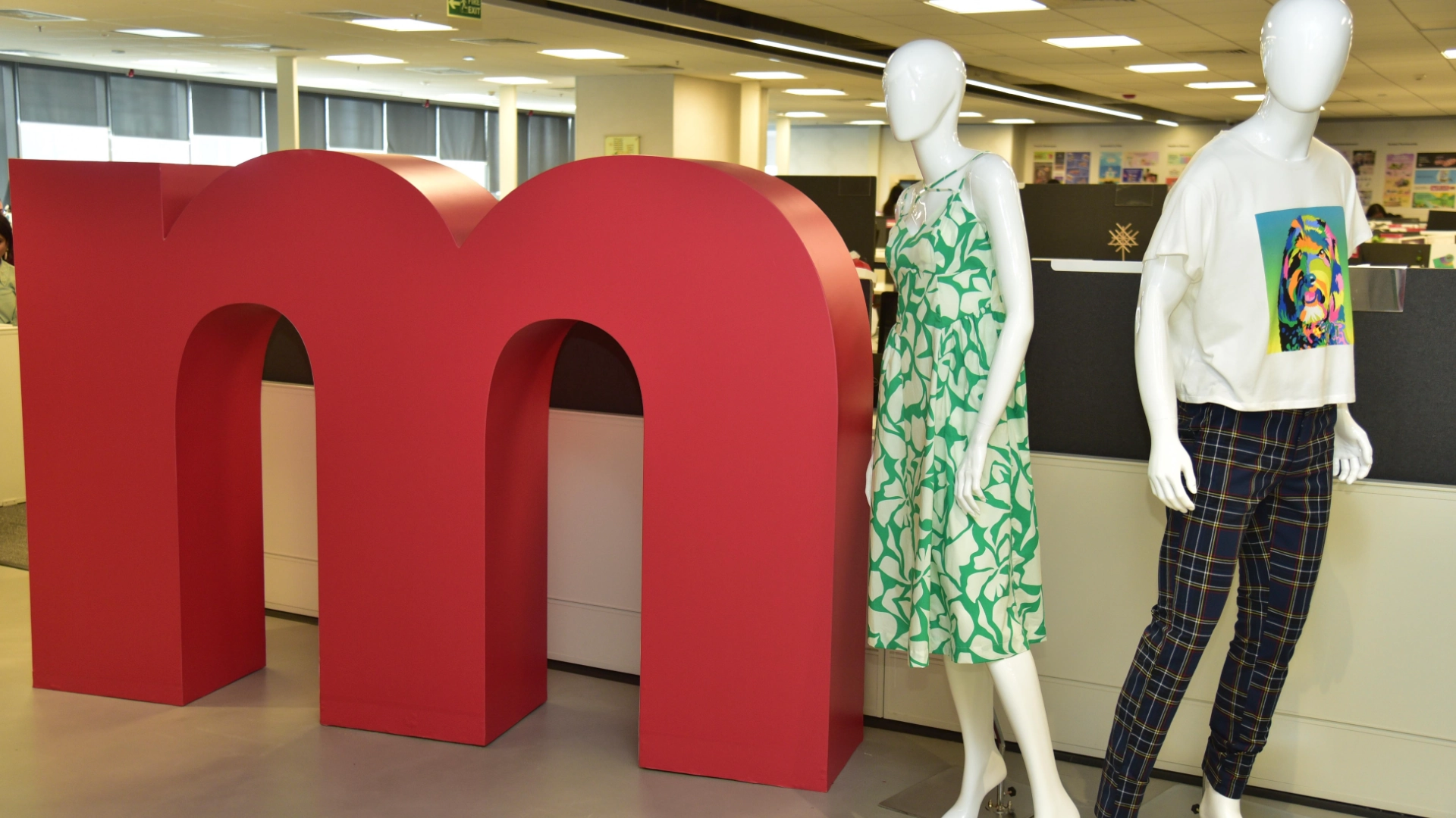 Target TIIAM - Attendees networking in the conference lounge area with modern furnishings